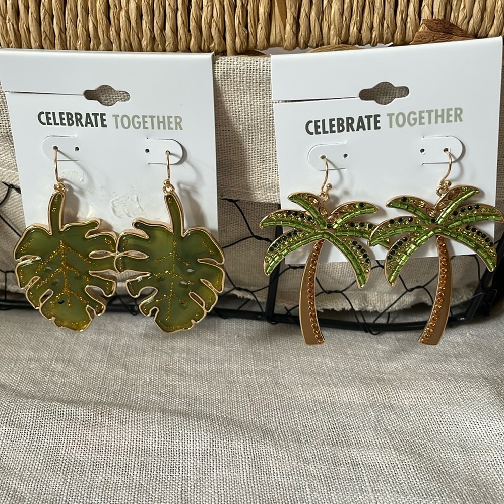 2 NWT TROPICAL 🌴 EARRINGS